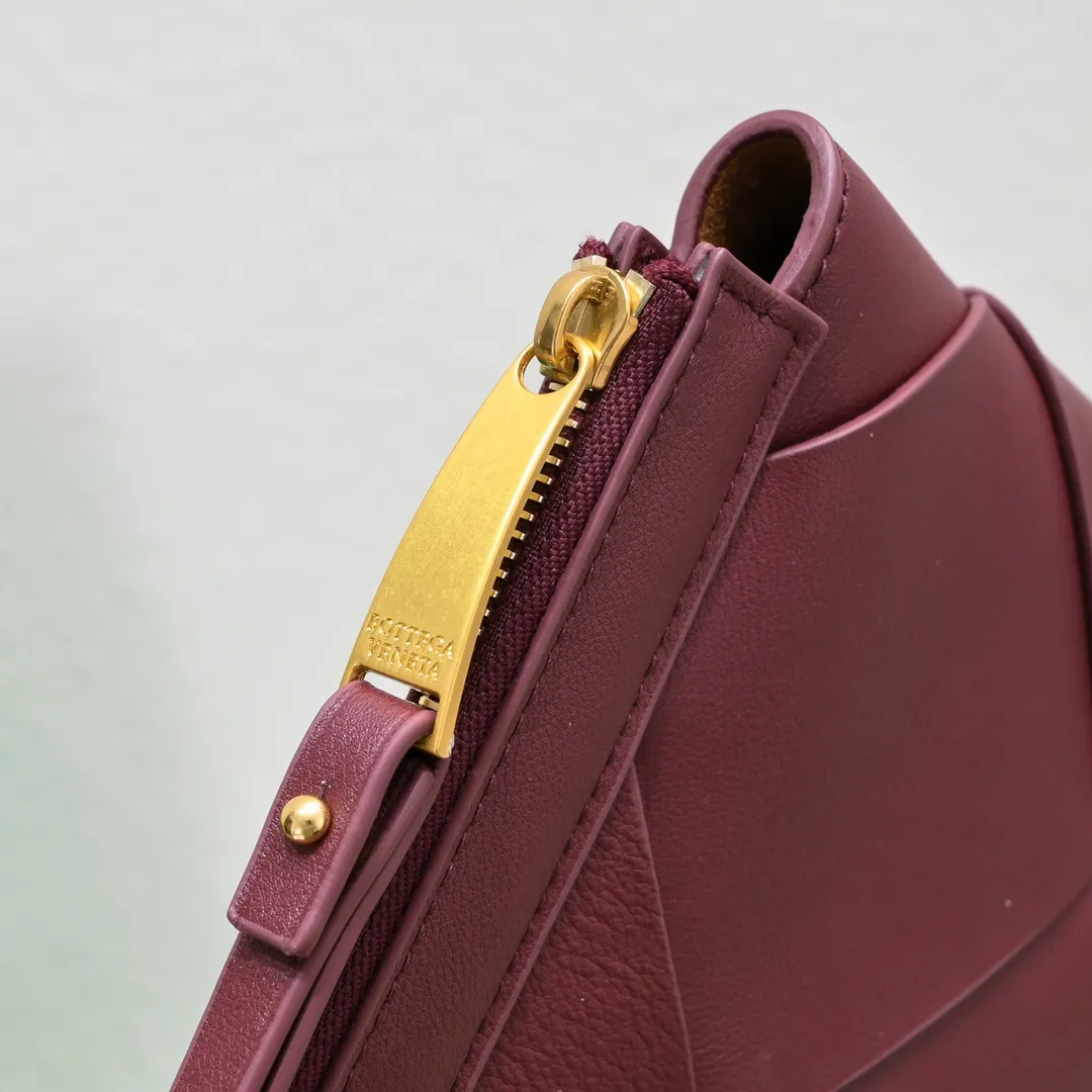 B's new lightweight shape-changing design handbag, suitable for both men and women, suitable for daily use, from small woven to large woven, simple and easy to wear, the leather has the best feel, a worth buying item, size 35*19*1cm [6689#]